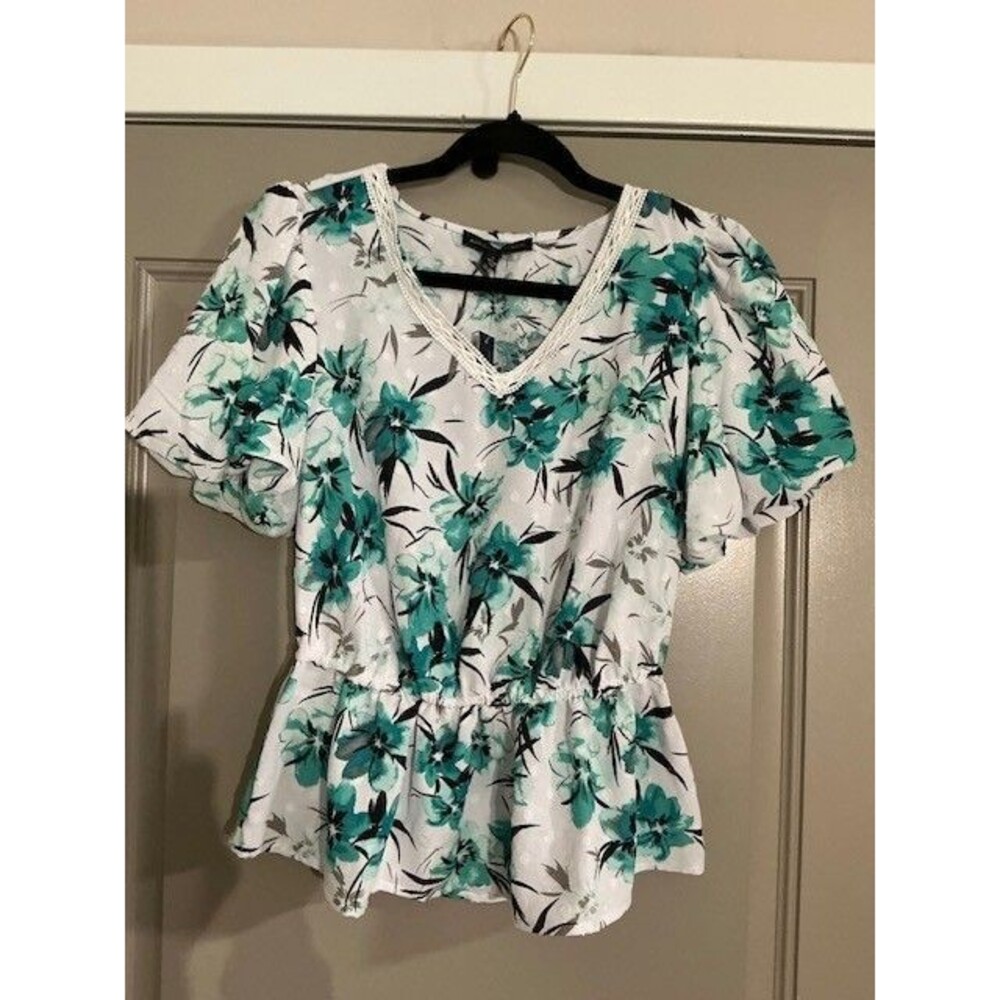 Adrienne Vittadini White Black and Green Floral Top with rouche sleeves Sz S